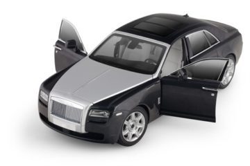 Verkehrsunfall zwischen vorbeifahrendem Fahrzeug und geöffneter Fahrzeugtür