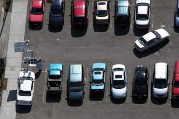 Parkplatzunfall zwischen zwei rückwärts ausparkenden Fahrzeugen