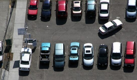 Parkplatzunfall zwischen zwei rückwärts ausparkenden Fahrzeugen