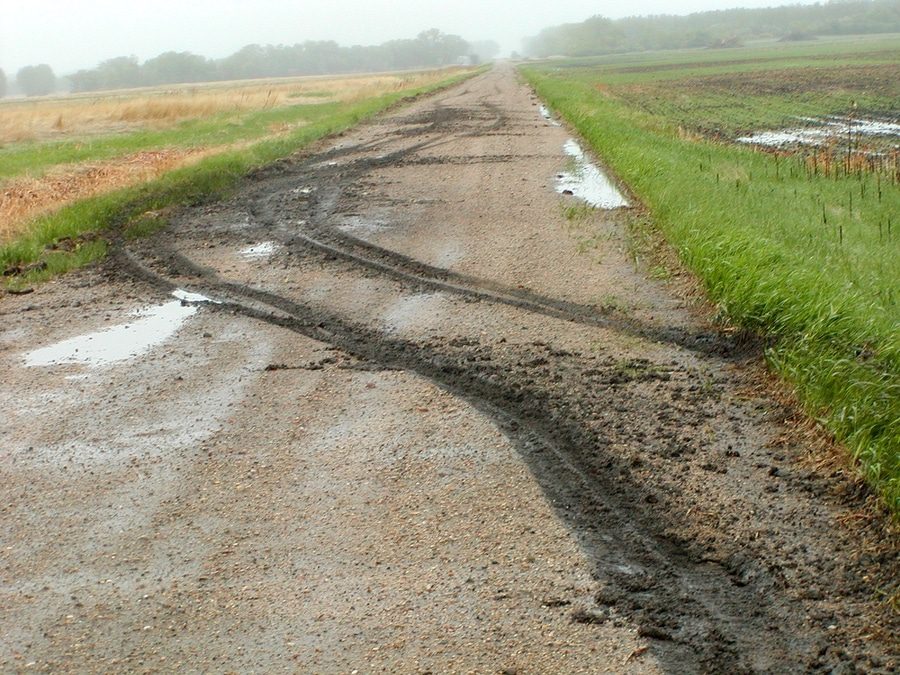 Verkehrsunfall: Haftungsverteilung bei Unfall mit einbiegenden Fahrzeug aus Feldweg
