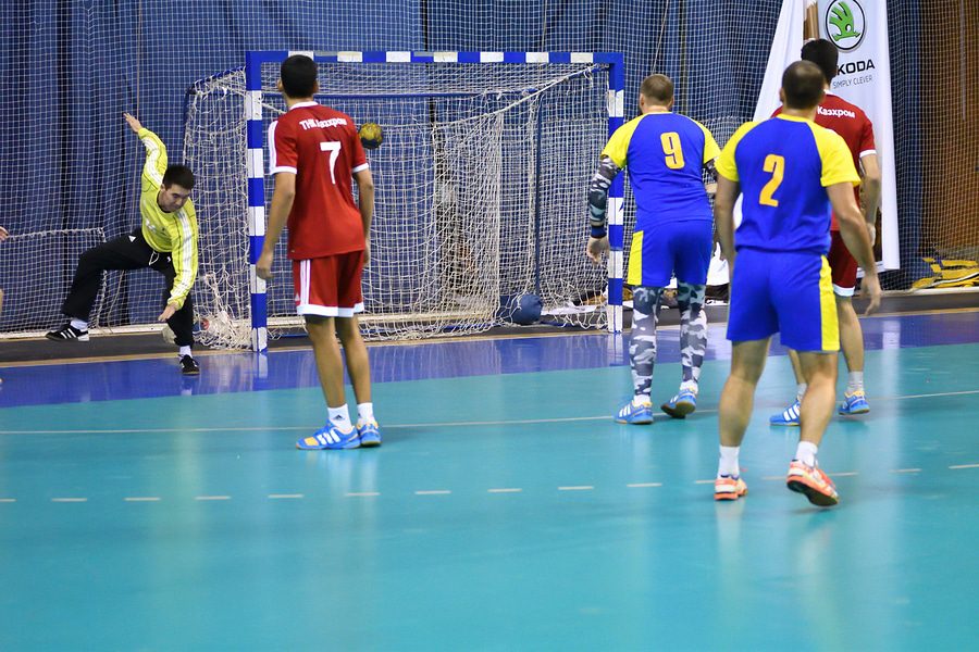Hallenhandballspiel – Sportverletzung durch Regelverstoß - Haftung