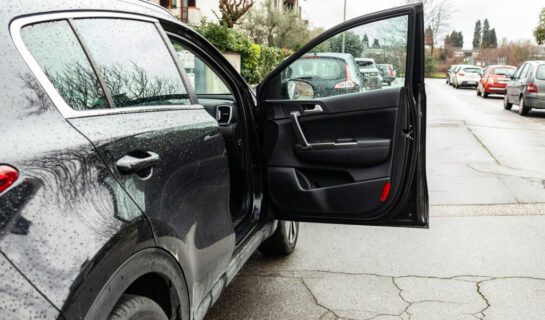 Verkehrsunfall: Kollision beim Öffnen einer Fahrzeugtür auf einem öffentlichen Parkplatz