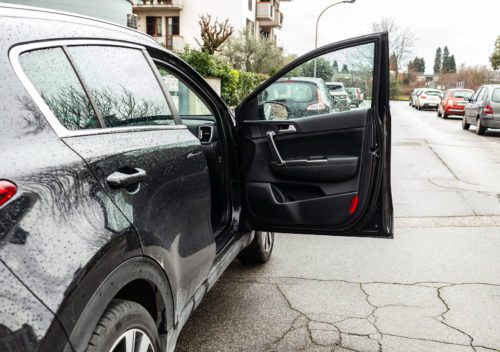 Verkehrsunfall: Kollision beim Öffnen einer Fahrzeugtür auf einem öffentlichen Parkplatz