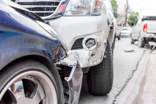 Verkehrsunfall - Kollision eines Linksabbiegers mit einem überholenden Fahrzeug