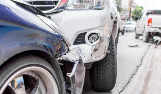 Verkehrsunfall – Kollision eines Linksabbiegers mit einem überholenden Fahrzeug