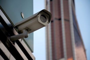 Kameraattrappe im Hauseingang und im Treppenhaus eines Mietshauses zulässig?