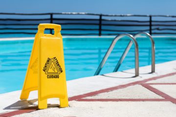 Reiseveranstalterhaftung für einen Sturz auf nassen Fliesen im Schwimmbadbereich eines Hotels