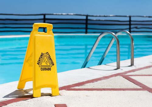 Reiseveranstalterhaftung -Sturz nasse Fliesen im Schwimmbadbereich