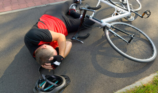 Radfahrerunfall – Kopfverletzungen infolge des Nichttragens eines Fahrradhelms