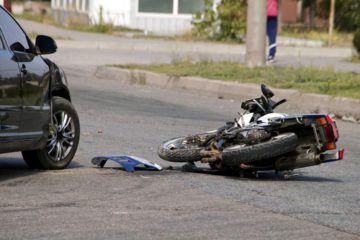 Verkehrsunfall – Motorradfahrerhaftung bei Überholen trotz unklarer Verkehrslage