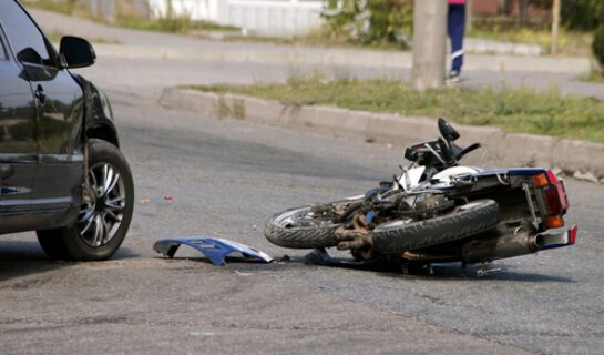 Verkehrsunfall – Motorradfahrerhaftung bei Überholen trotz unklarer Verkehrslage