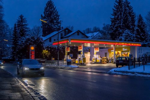 Verkehrsunfall - ausfahrendes Fahrzeugs von Tankstelle mit rückwärtsfahrendem Fahrzeug