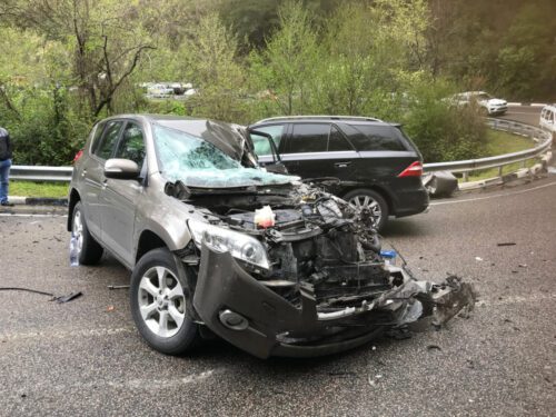 Verkehrsunfall zwischen abbiegenden Fahrzeug mit einem überholenden Fahrzeug