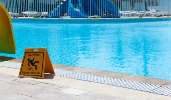 Verkehrssicherungs­pflicht Schwimmbadbetreiber – Rutschsicherheit Nassbereich