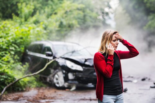 Verkehrsunfall - Kollision mit umgeknicktem Baum