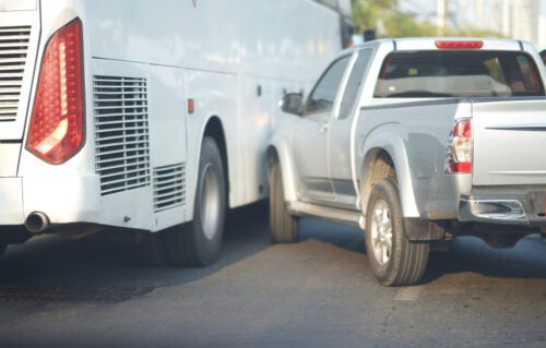 Verkehrsunfall zwischen Bus und Pkw