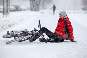 Sturzunfall eines Fahrradfahrers auf Eisfläche