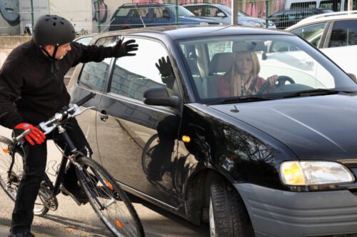 Verkehrsunfall auf Rad-/Gehweg zwischen Fahrzeug und Radfahrer