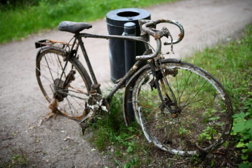 Radfahrerkollission mit Mülltonnen auf Radweg - Schadensersatz