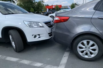 Parkplatzunfall – Kollision eines zurücksetzenden Pkw mit dahinterstehenden Pkw