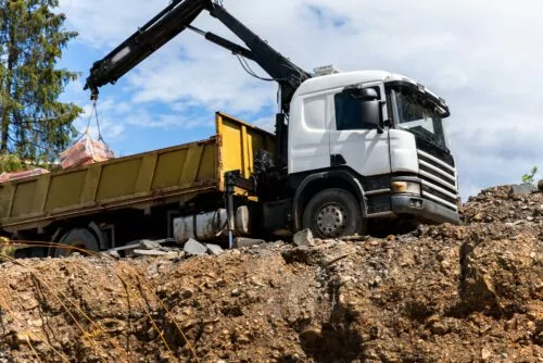 Halterhaftung für abgestellten Lkw beim Entladen mit Kran