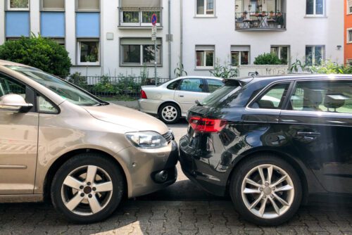 Verkehrsunfall zwischen zwei Fahrzeugen beim gleichzeitigen Ein- und Ausparken