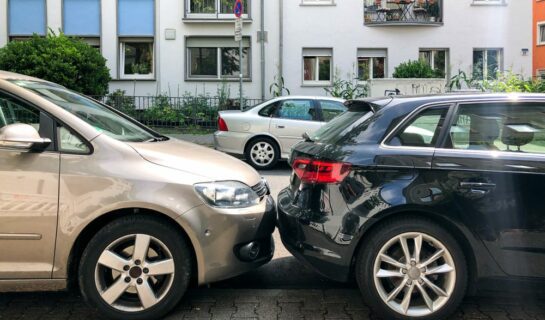 Verkehrsunfall zwischen zwei Fahrzeugen beim gleichzeitigen Ein- und Ausparken