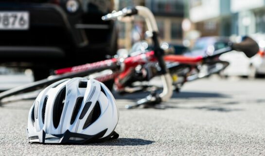 Verkehrsunfall zwischen Fahrradfahrer und Fahrzeug bei Übergang Fußgänger- und Radfahrerfurt