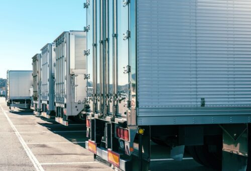 Unfall auf Rastplatz: PKW vs. LKW